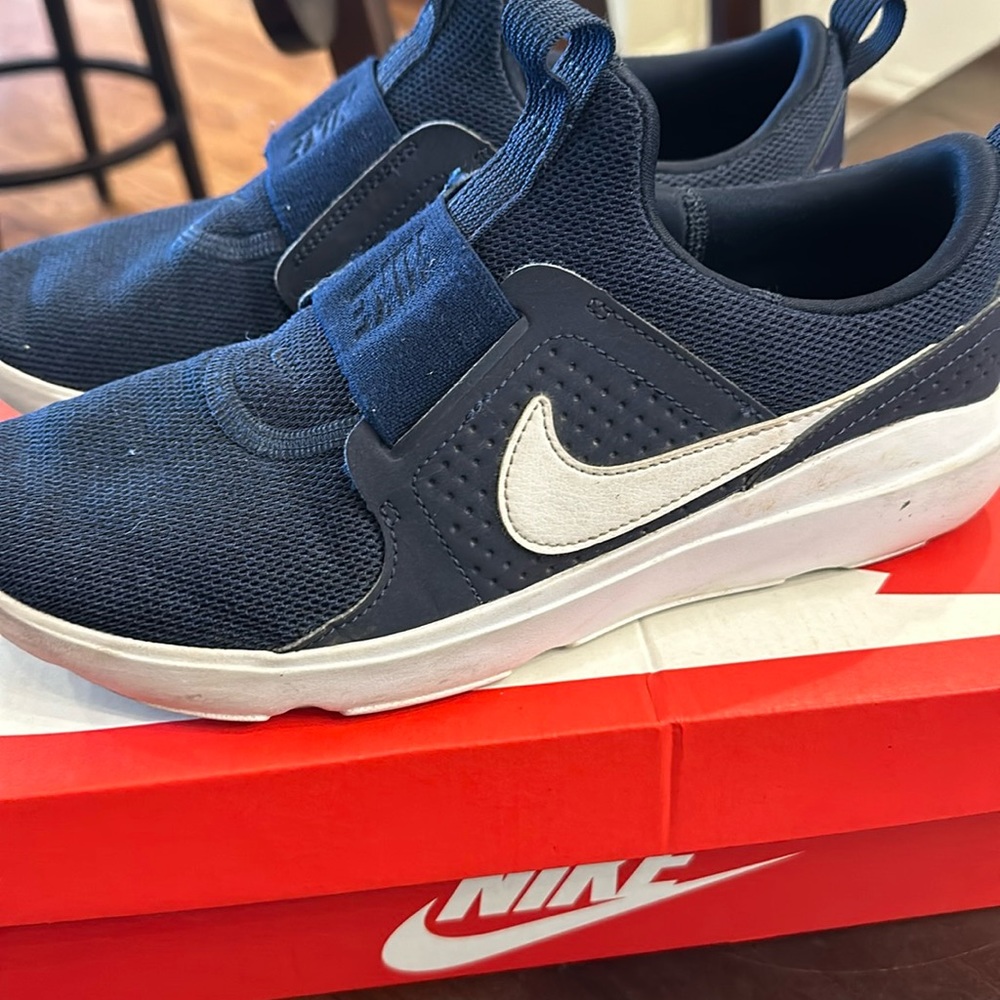 Men’s Nike Ad Comfort size 7.5